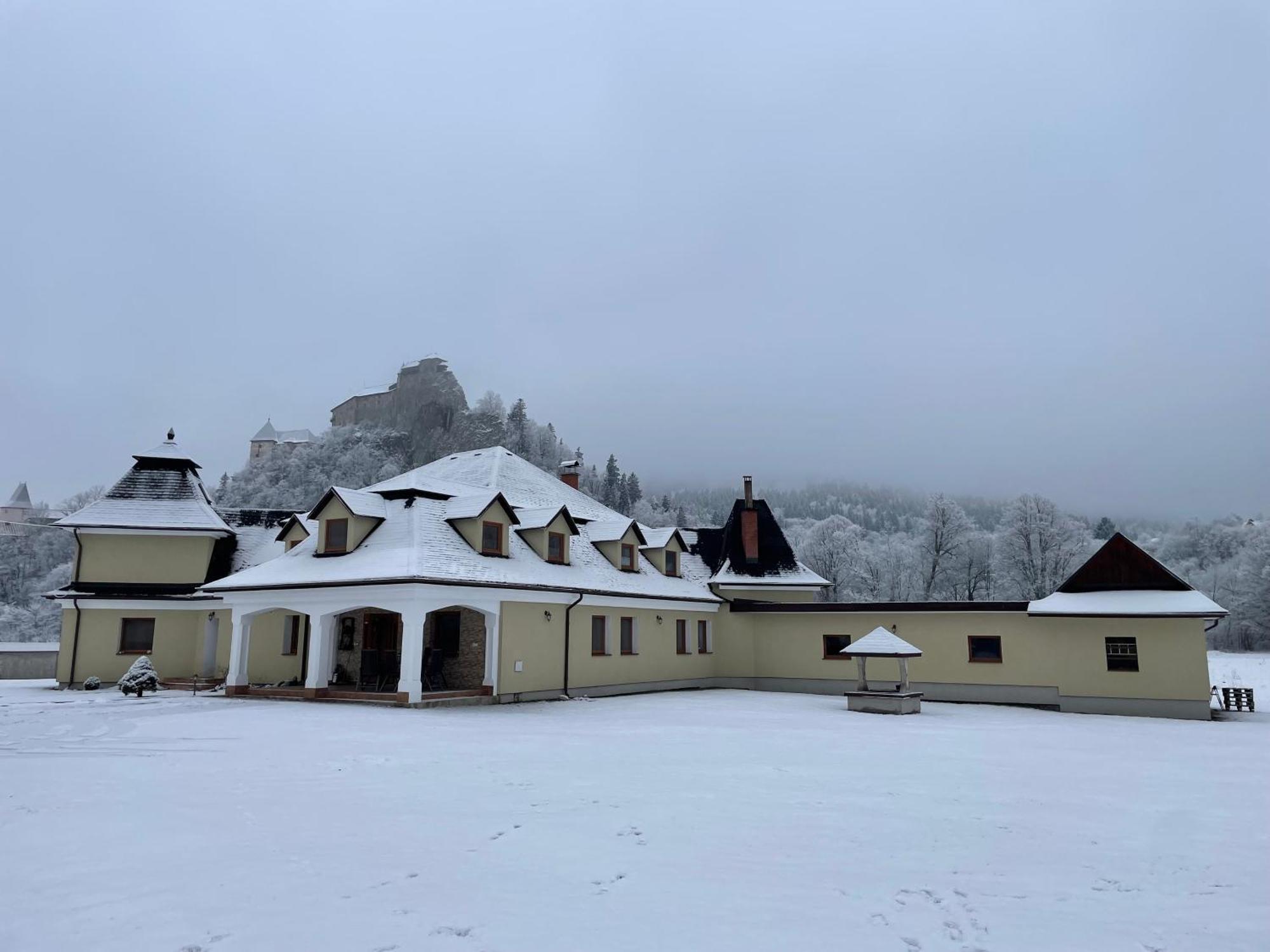 Penzion U Dvoch Levov Árvaváralja Kültér fotó